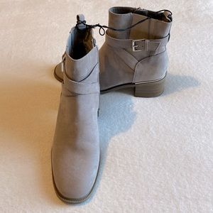 NWOB Liz Claiborne Vegan Suede Chelsea Booties. Side Zip Sz. 9